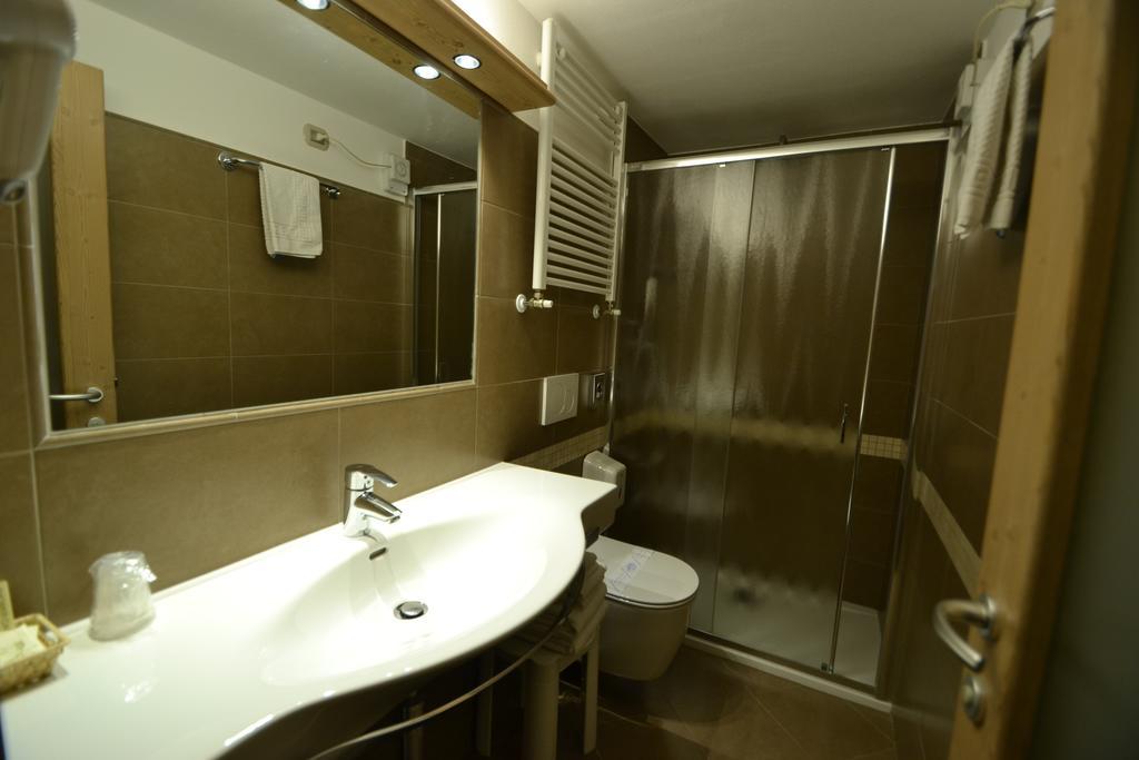 Hotel Piccolo Tibet Livigno Szoba fotó
